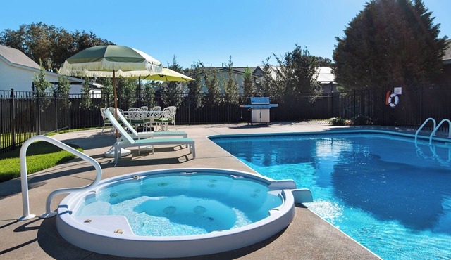 Private spacious resort, jumbo heated salt water pool/spa, game room, office