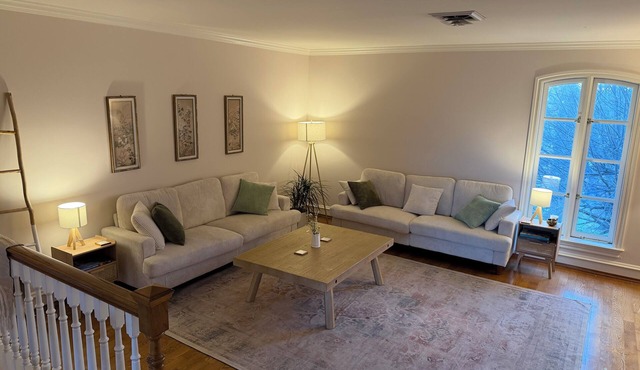 Private Suites on a 35-Acre Estate- 30 Min to Nashville