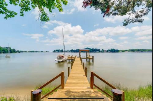 Private Waterfront Retreat with dock on 7 acre