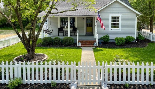 Private Yard & Water Views: Cozy Urbanna Cottage