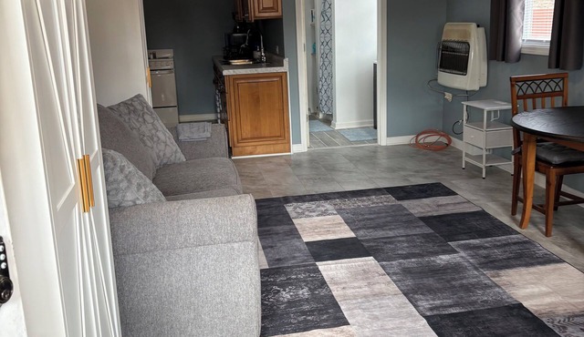 Quaint Studio Unit in fantastic Beecher with refreshing AC