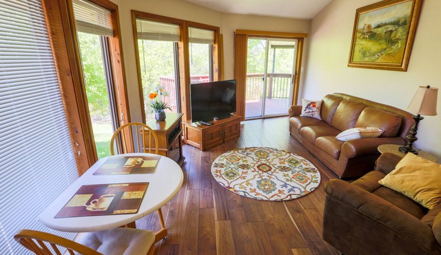 Quiet country atmosphere, 1/8 mi., major gro. store, Outlets, 5.3mi. downtown As