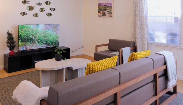 Quiet & Modern. Close to WFU-Reynolda. Patio Fenced.