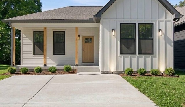 Railside Retreat Classy 3 bedroom Downtown Hip White Bluff