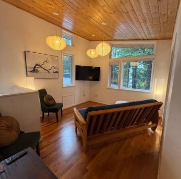 Ravens Nest Tranquil Forest Suite 5 min to Downtown Arcata with Stunning Redwood Views in Arcata
