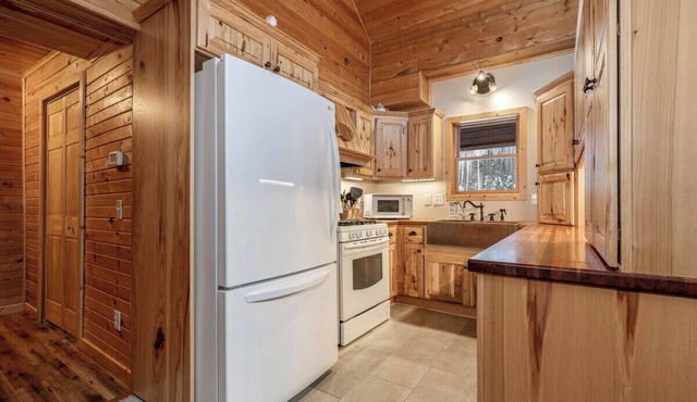 Red Pine Refuge - Two Bedroom, Two Bathroom with Loft, Private Lakefront Home in Bigfork
