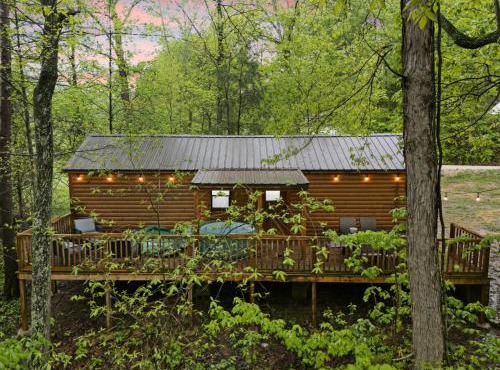 Red River Gorge Creekside Cabin, Hot Tub, Shared Bathhouse