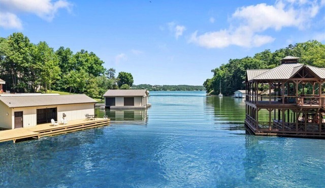 Reflections Cove on Signal Point with Private boathouse on Lake Guntersville