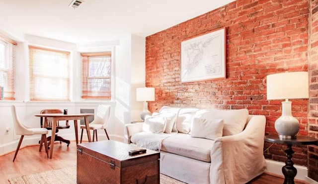 Refreshing & Warm Atmosphere // Private 1-BR // Easy Access to Public Transit