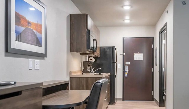 Relax in a Fully Equipped Room Near Perry Crossing Shops