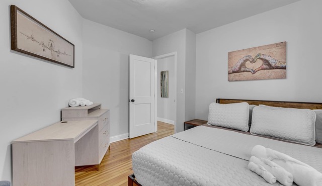 Relax on a private balcony with queen bed fast WiFi and full kitchen