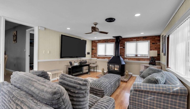 Relaxed Ocean Gate Shore Getaway 3BR + Fireplace in Ocean Gate