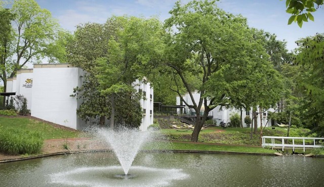 Relaxing Hotel Stay Near Historic Williamsburg