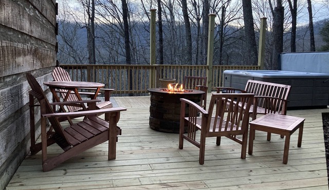 Relaxing mountain cabin w/hot tub, fire table, and WiFi!