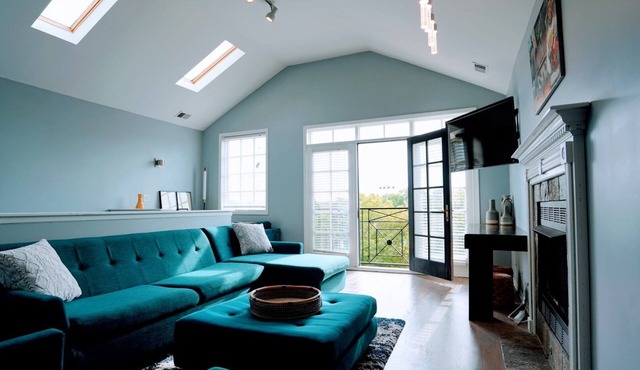 Remodeled West Loop Apartment Near United Center