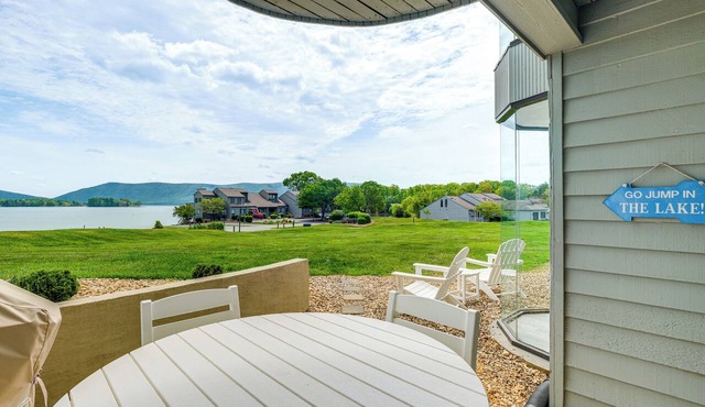 Resort Condo on Smith Mtn Lake: Linens Included!