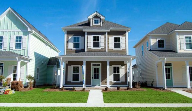 Resort style, beach town cottage, 5 mins from the beach- family friendly.