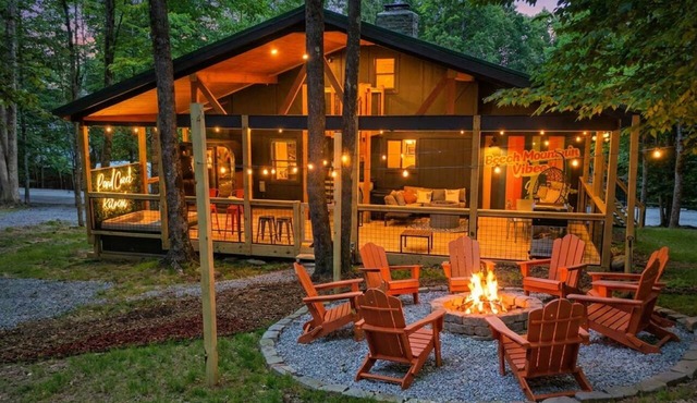 Retro Mountain Chalet – Sauna, Hot Tub & Outdoor Theater