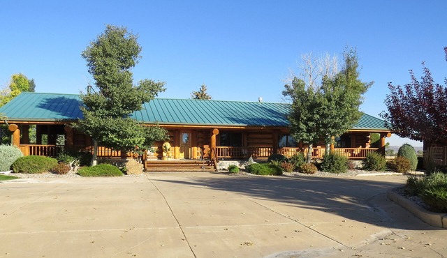 RIVER FRONTAGE-Private, Custom Home Stunning Deck/View/beautiful in Dillon
