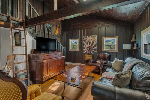 River Lodge Rustic Retreat - 15 Mins from DT Nashville