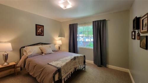 River Views 2 Homes Sleeps 14 Swim Spa in Rogue River