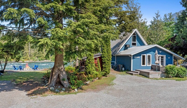 Riverfront A-Frame Cabin/Chalet on 1 acre sleeps 10 - paradise. in Gold Bar
