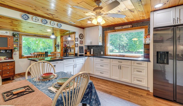 Riverfront Cabin - 6 Mi to Great Smoky Mtns NP!