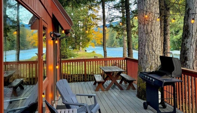 Riverfront Cabin, Cov Hot Tub, Pets ok, King Beds, Modern Bathroom - Fox Haven in Baring