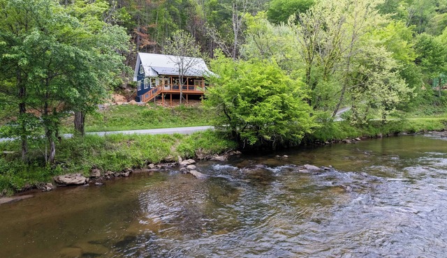 Riverfront Cabin on the Tuckasegee minutes away from WCU & Sylva