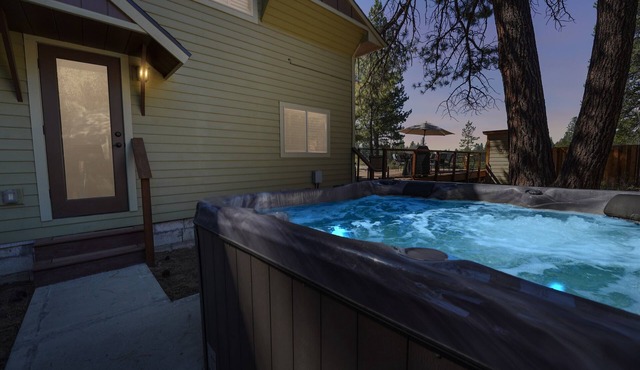 Riverfront Cabin w/Trails, Hot Tub, Wood Stove, AC & River Views + dogs OK in Bend