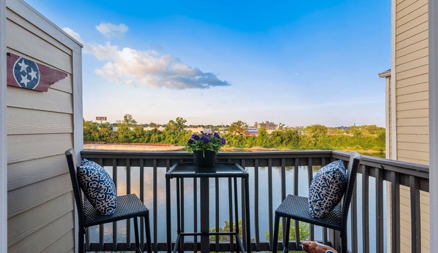 Riverfront Delight on the Cumberland:Downtown Condo