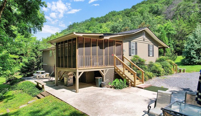 Riverfront home 3BD room/2 Full bath Sleep 6-7 only 12 minutes from Ocoee River