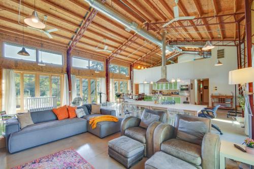Riverfront Libertyville Retreat w/Outdoor Kitchen