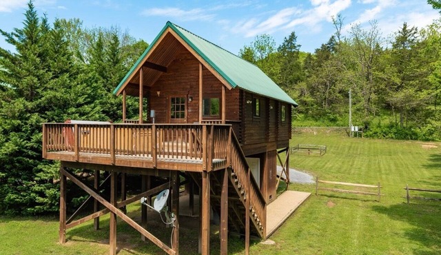 Riverfront! Mountain views 4 Miles to Luray Caverns hot tub! at Line cabin