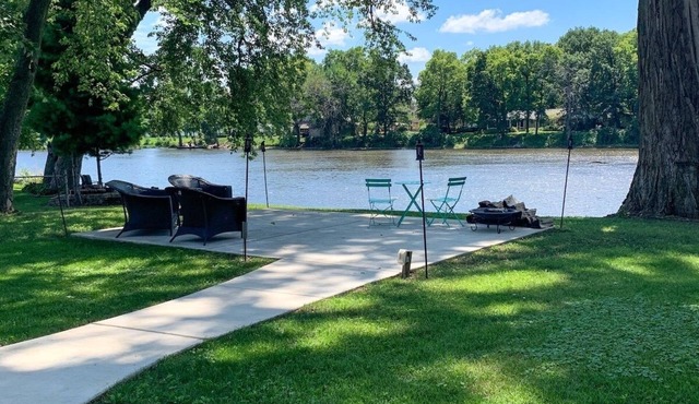 Riverfront Oasis: Parks+ Kayaks+Relaxation Await!