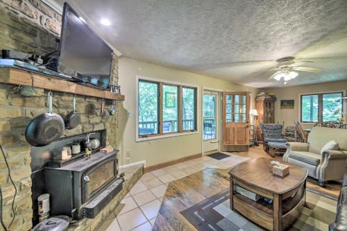 Riverside Cabin w/3 Decks in North Vernon!