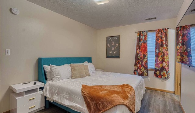 RiverTown Retro: 1970s Retreat | 1BR Downtown Newburgh | Walk to River & Coffee
