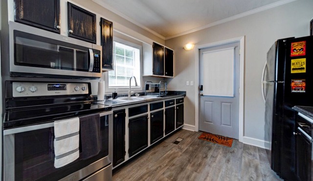 Rock and Roll Residence - short drive to Music City at 1/3 the Price!