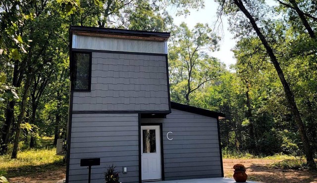 Romantic Glamping Getaway Perfect for Quality Time with Your Partner: Cute Tiny House near Owensville, Missouri