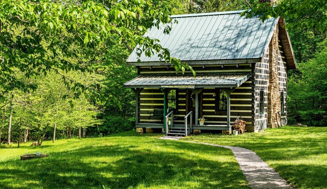 Romantic Log Cabin | Hot Tub & 5 Min to Nashville 1BR, 1BA
