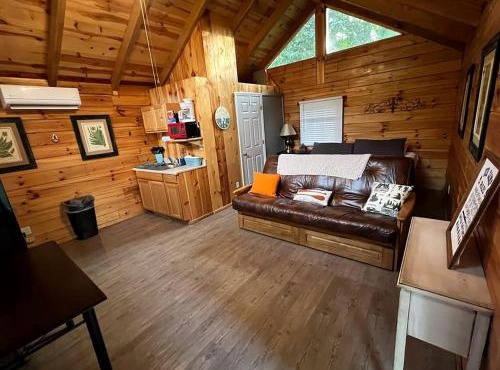Romantic Log Cabin with a King Sized Bed in the Heart of Kentucky's Picturesque Countryside