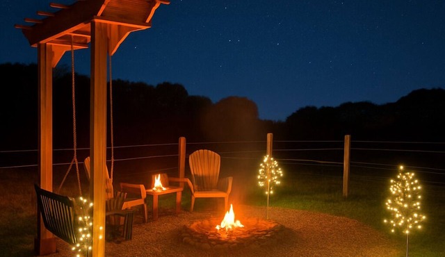 Romantic Private Retreat 5 min from downtown with hot tub, firepit, grill