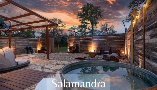 Romantic Tiny Luxury Retreat w heated pool, sauna n outdoor shower in Wimberley 10 acres in Wimberley