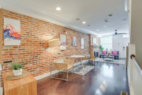 Rooftop Patio w/View: Baltimore Retreat