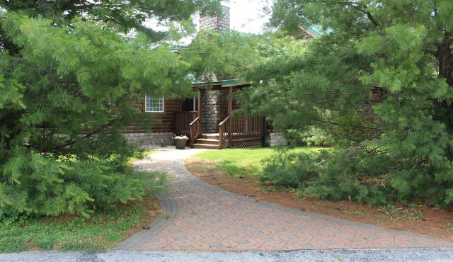 Rustic Log Cabin Escape: Minutes from Wedding Venues & KC Metro! in Lone Jack