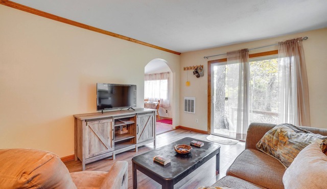 Rustic Retreat w/Deck: 1 Mi to Table Rock Lake