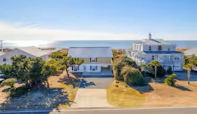 Safe Haven: Charming 6-bedroom house with AC, WiFi in Enchanting Oak Island