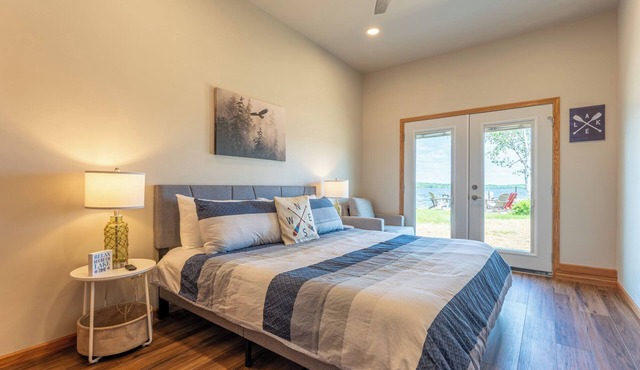 Sandy Point Resort, Lakeside 2BR Modern Escape in Ely