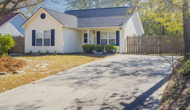 Sapphire Retreat: Pet Friendly - Walk to the Beach.