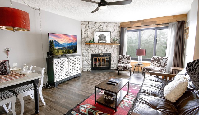 SC 5410: Dazzling 1BR w/balcony. Ready for you to enjoy this summer w/pool!